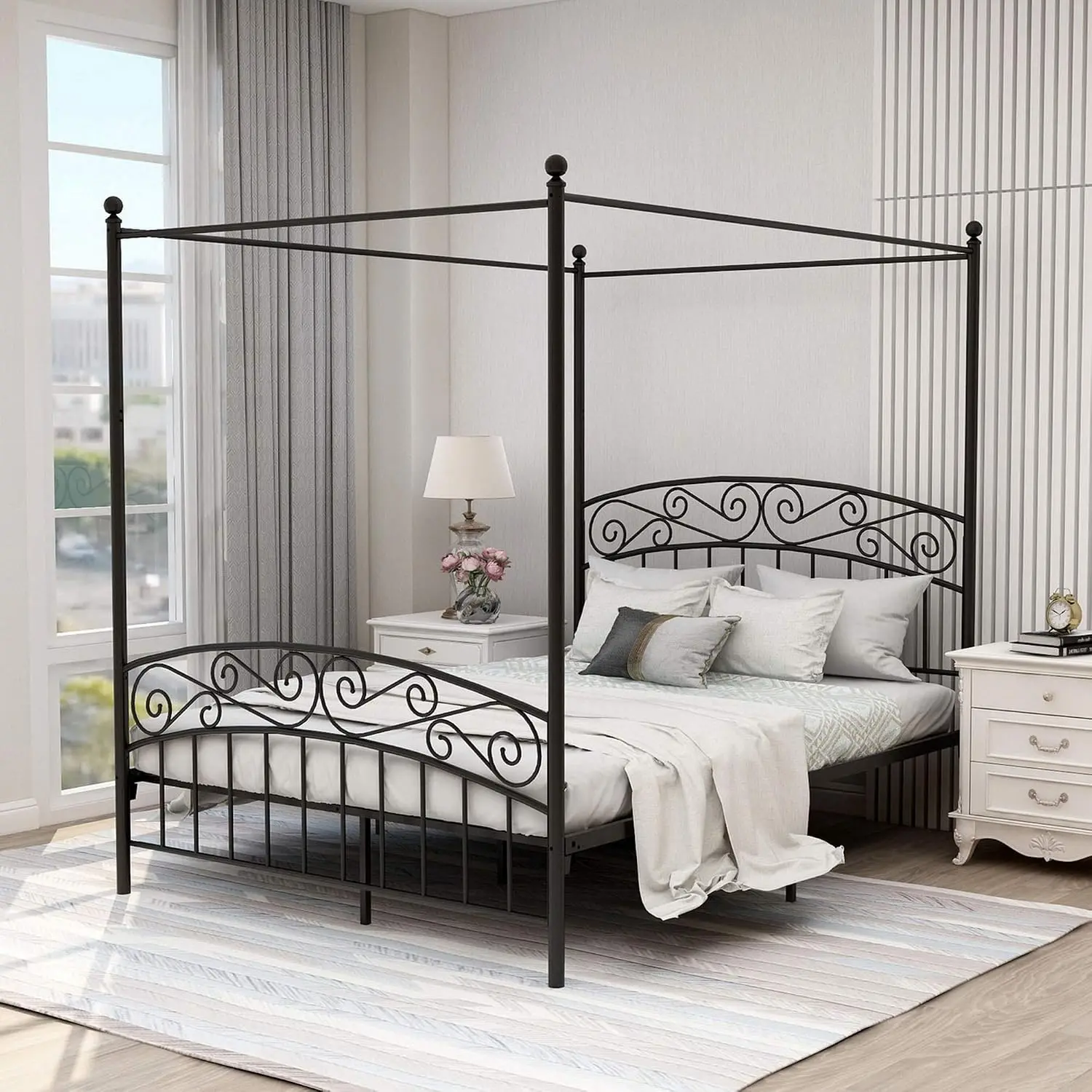 Canopy Bed Frame Metal Queen - クイーンサイズの天蓋付きベッドフレーム、四柱式メタルプラットフォームベッド、ヘッドボードとフットボード付き、頑丈なスチール製スラットサポート