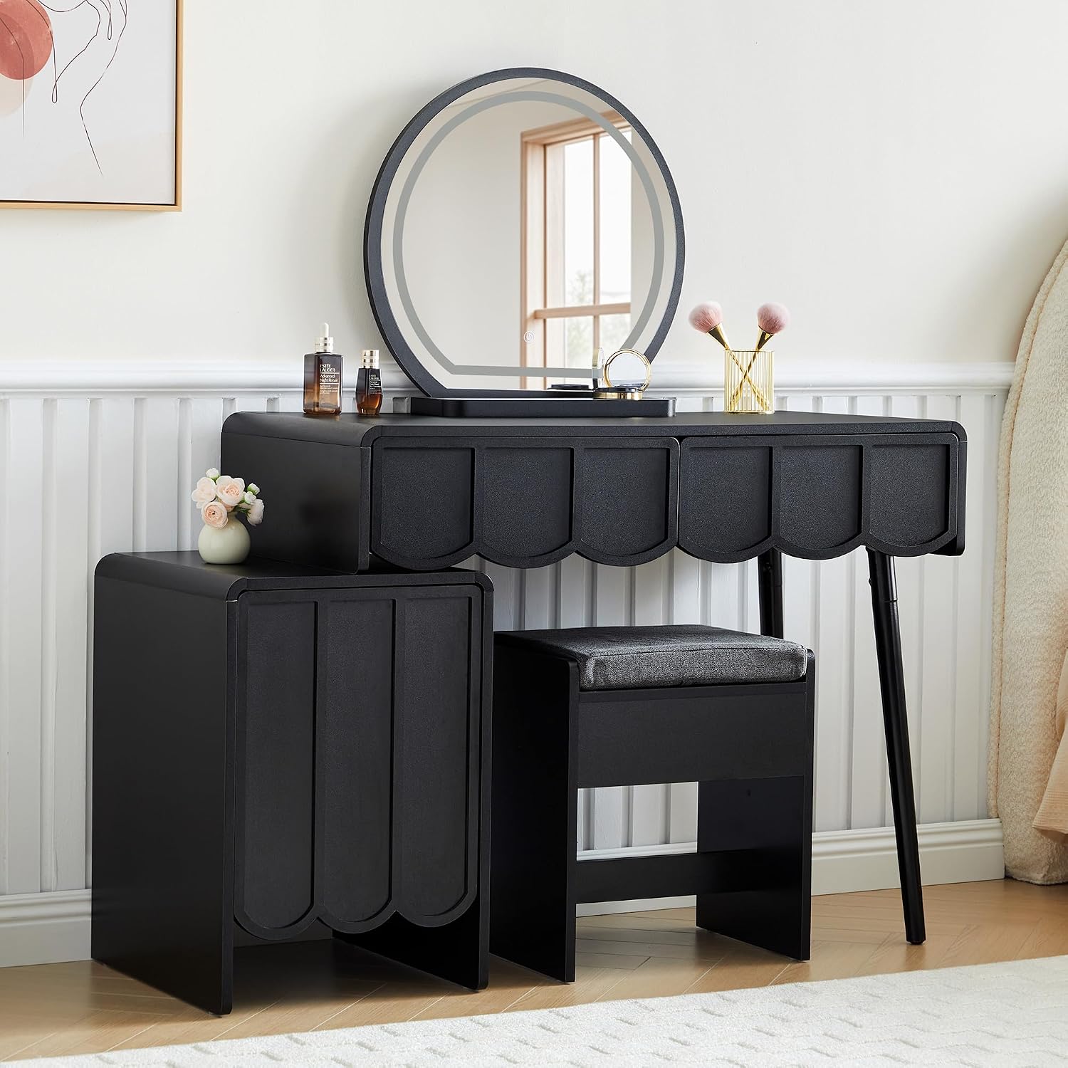 Dressing Table Vanity With Lighted Mirror - 鏡とライト付き化粧台、モダンな木製波型パネル化粧台セット、引き出しとキャビネット付きメイクアップテーブル、ドレッシングテーブル