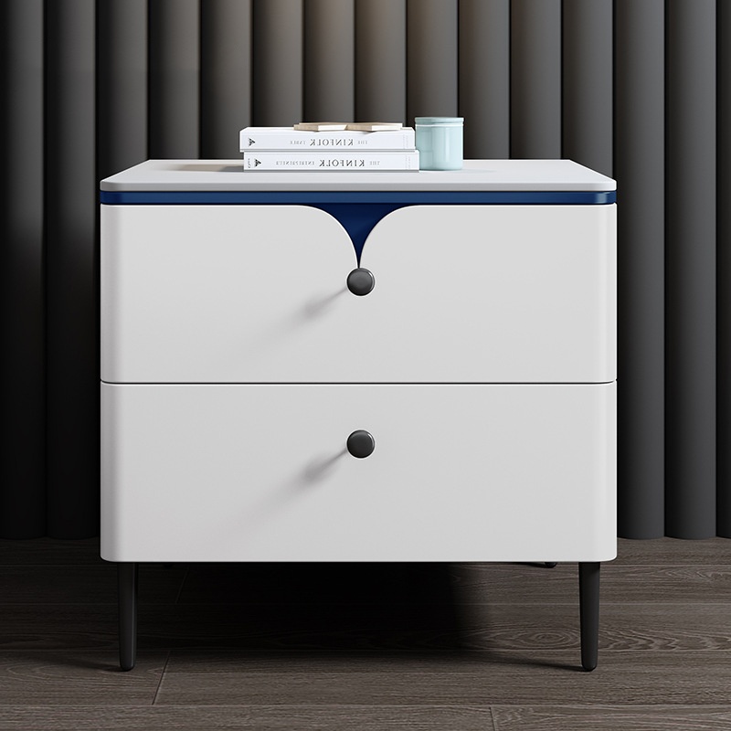 モダンな無垢材ベッドサイドテーブル、焼結石トップとレザートリ - Solid Wood Nightstand 2 Drawers のレビューと価格